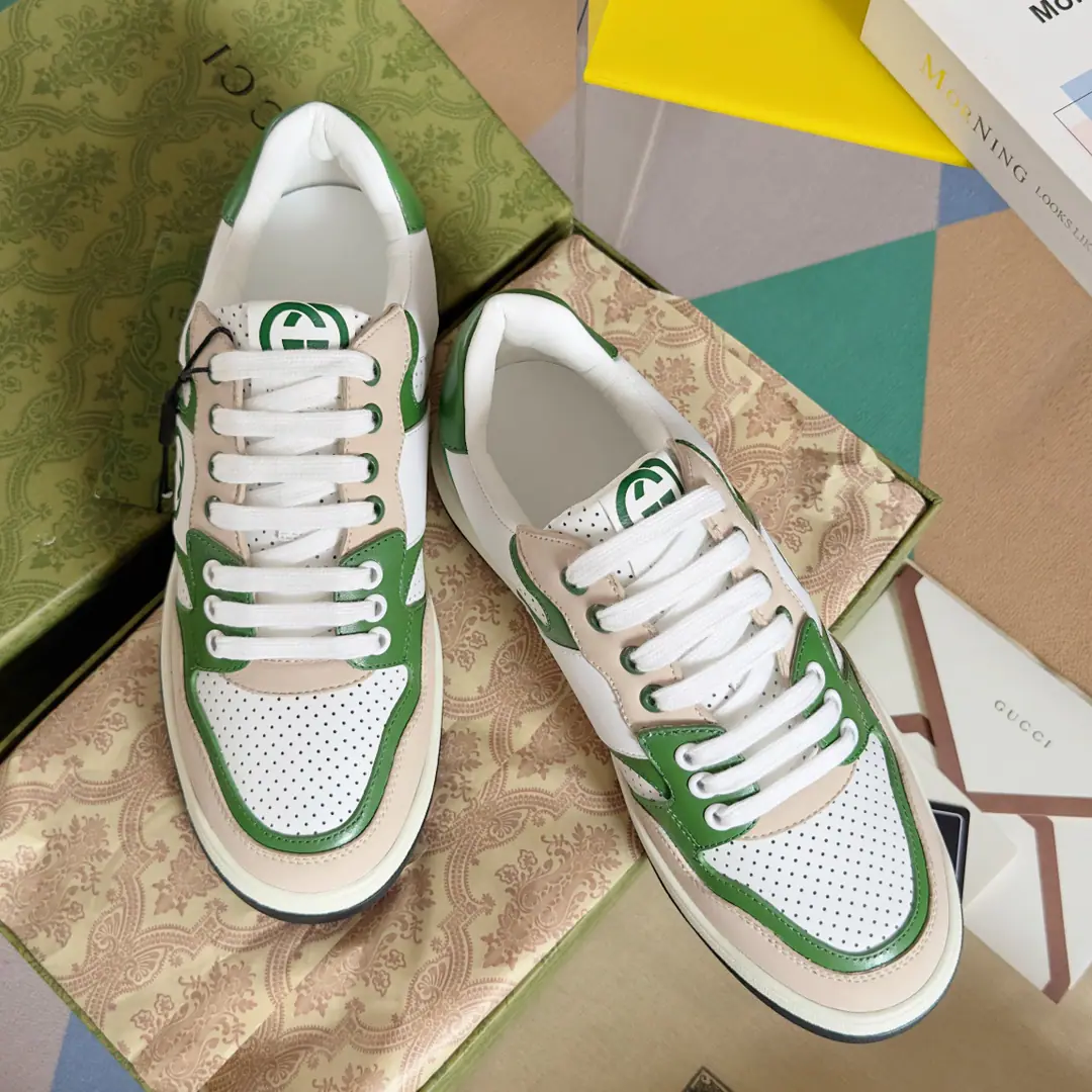 Top Version: Couple money. GucciGustz!GHome. Latest White shoes. Couple money. Leisure Sports shoes Original procurement development Make the goods. - To the sneakers.20Century70The classic sports shoes of the ages are prototypes of inspiration., The name is taken from the defense action in sport.. This is made of white leather craftsmen's heart., Side-side embellishment double-buttonGstriped weeds, And...GucciThe ancient signs are a little bit of shoe. Send a cabinet for fine packaging🛍📦 ▪️Fabulous.: Original import of head-level cattle skin ▪️Uchi.: Original custom customised in soft sheep skin ▪️Shoes under the sole.: Original OpenTPUOtsumi! ▪️Bottom: 2.5CM ▪️Size: Female35-40 / Men39-45（45Freeze!