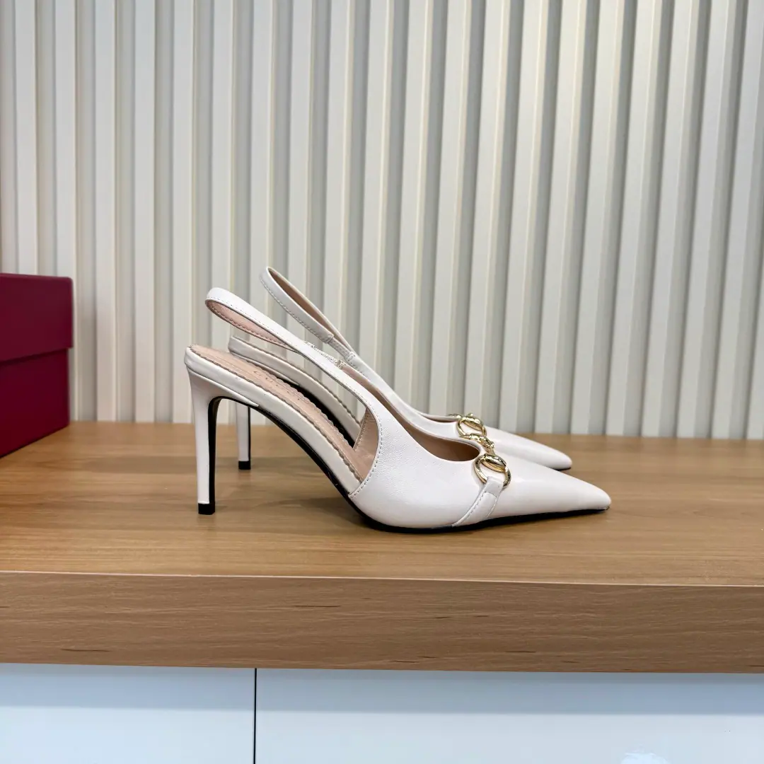 Plant price （35-42）Gucci PrimaveraThe series combines innovation with a pragmatic vision, Sets the contour, Texture and material-based new language. DonnaThe series is focused on its clarity.. The high heels are elegant with their pointy and fine heights., And a gold-tone brandy of a pony-marked stump., Add branding.. The white and white leather. Gold-alert It's in the apricot leather line. Horses' titles are cut. Pointhead Leather Shoes Bottom Siu Gao-sung I'll put a leather shoes cushion on., It's got a serrated cutting and a golden membrane.“Gucci”Marking - It's a game. Height: 80Millimeters
