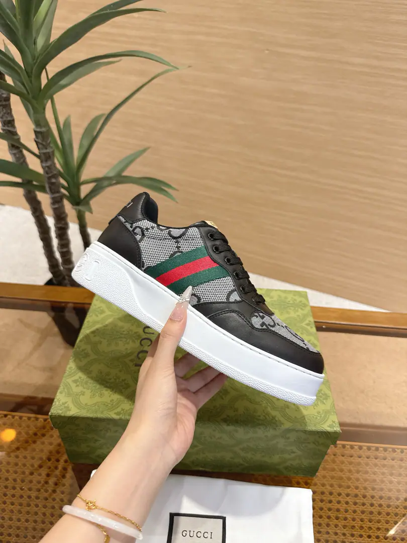 GucciCrackers, shoes.｜The couple money is so good.✨ The Gudz cabinet is running a cookie shoe in parallel., A quality upgrade of classic white shoes., The regenerate atmosphere is so strong that it's so simple.. Shoes face customize cattle skins using the original, It's a classic old flower cloth., Multiple processes of piercing and pressure stripes, It's a very good recognition.. Side-marked red greenweed band, Back and back.GG Logo, Details are in place.. 4cmThe bubbles are so light and thick., Sneaking legs., The upper foot doesn't weigh too much., Walk light and not tired.. Super multi-colour option, Black and White Jane., Old flowers are old., Both boys and girls can handle it., It's a couple's shoe. It's a really good match.. I'm a pair of jeans., The dress is all right., I'm not wrong about traveling.. Female size35‑40｜Men39‑45, Positive buy. #GucciBiscuit shoes. #Good-ass shoes. #Couple shoes. #Small white shoes.