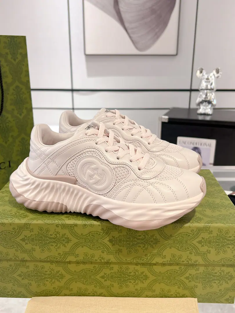 Gucci RippleA series of couple sneakers.‼️ This new sneakers is designed with a thick bottom., With sewn wire leather shoes and airnets., Show me a sense of technology.. 3DEffect Interbutted DoubleGLeather fittings andGucciThe letters identify the metal parts and the two brand details inject a bright eye into the white and white leather... Original customized sheep skin The skin is customised inside. Light rubber, large base. Bottom5cm Codes35-45（Women41 45I'll make sure I don't change it.）