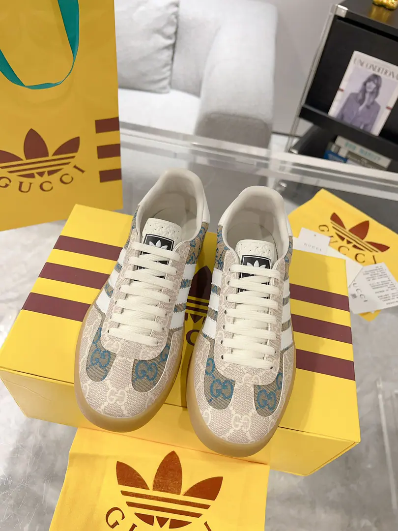 New upgrade Women Men Gucci x Adidas Joint contributions 23ss Fashion week show. Only correct top version of German shoes❗️❗️Global intensity of fire💯Web-wide maximum version contribution❗️❗️The couple's first. Codes:35-46（45.46I'll make sure I don't change it.）
