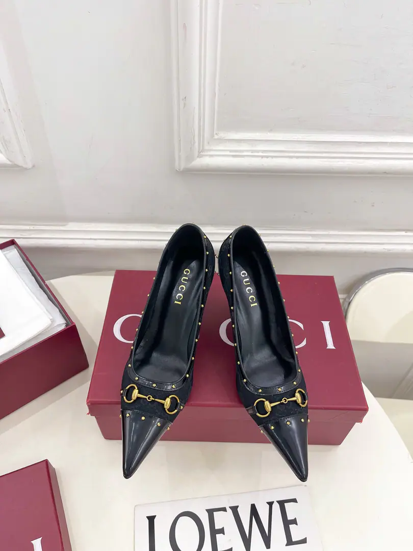 Gucci | Gustz! 26𝐬𝐬 ⭐️ GHome. The lead series finally came out., The bad guys are worth it.！The old classic. Create new designs ✨ ❥2026New The title is a swipe of color, nailed heels. Requisition level！It's a great sense of excellence.！A huge amount of money from domestic and international bloggers.,Old and fashionable. It's easy to wear. The upper toe blew up.！BSThe official network is pushing., New Colours Update continuously🆕 ━━━━━ ЅᏇєєt ━━━━━ ▪️Shoe.: High-prescription velvet/GGThe canvas. ▪️Uchi.: Imports of sheep's skin ▪️Otsumi!: Italian imports are so thick. ▪️He's tall.: 7.5cm ▪️Shoes.: 35-39（40.41.Customable） ▪️Plant price ▪️Numbering: 2608045