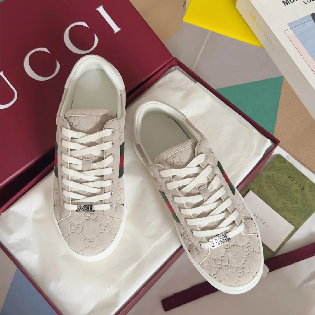 Top Version: Couple money. GucciGood riddance.AceSeries Honeybee. White shoes. Couple money. Leisure Sports shoes Original procurement development Make the goods. Guzérèse since the day he was born, AceThe series of sports shoes continues the brand narrative., The craftsman's masters are singles.. The new series is designed with a very low profile., The match is for details., ♪ Shine the sports shoe style ♪. Tie with fixed garb“ACE”Metal sign, The thick structure is a shoe-like thing.. GucciThe classic red striped strips add charm to the whole design.. Send a cabinet for fine packaging🛍📦 ▪️Fabulous.: Original import of head-level cattle skin ▪️Uchi.: Original custom custom customised soft sheep skin ▪️Shoes under the sole.: Original OpenTPUSlipboard Base ▪️Bottom: 3CM ▪️Size: Female35-40 / Men39-45