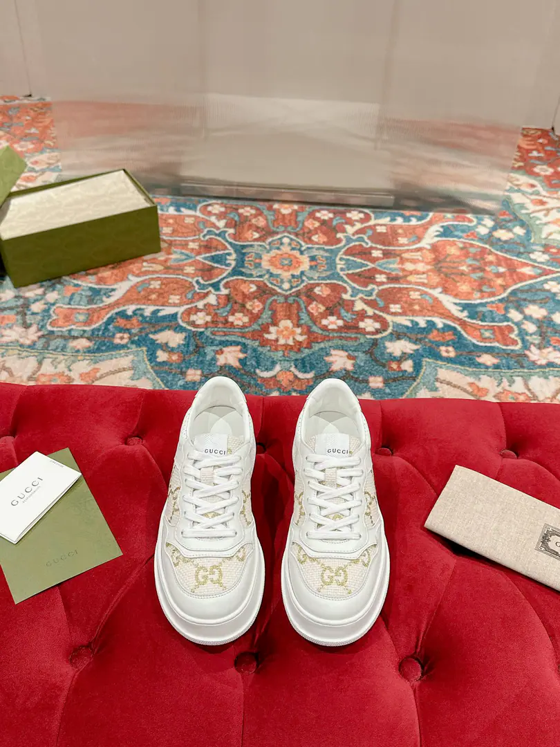 🅿️ 👑Gucci🍀🍀A pair of cozy biscuits. Gucci Chunky BSeries of sneakers～- Let's go with Daddy's shoes. White shoes. Three classic elements of dirty shoes are the design of the sport and leisure mix that brands promote.. The thick sub-structures show a resonance of the sneakers., The most important thing is the shoes are very light.. The classic old flower band., Round shoe head., It's a chocolate system., It's a reminiscent feeling., The effect of the increase is extremely high., The soles are very soft and comfortable.😌Wear it all seasons., It's more of a mood to wear it in the fall.💯 ·Fabulous.: Original customized cow skins（The classic old flower cloth., Puncture., Ballasting process） ·Otsumi!:Rubber Bottom ·Uchi.:Import of sheep skin ·He's tall.:NYO5cm ·Size:Women35-40 Men39-44（Women41 Men45 Custom without re-offer）