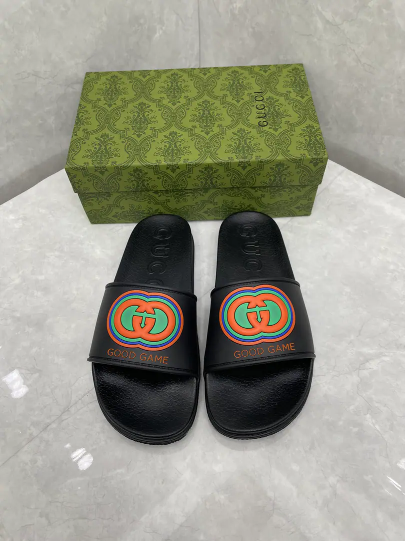 🌹Gucci The men and women of the network are the same.Good Game Shoes. In this special edition of the series,, Founder of the brand. Guccio Gucci The initials give a new meaning.. In the game world, “GG”It's a sign of good sports spirit., Representative“Good Game”, It's a community value system.. This modern acronym is a plaque of the brand that originated in the world of sport and leisure., Showed. Gucci How the tradition evolves. I'm sorry. Gucci Good Game The motto of the "The Right", Because the brand is in the new world., It's a game., Expression of self, Talent., Centre for freedom and personality. These slippers are made of black leather., It's a logo for the series.. Black leather. Same paragraph for men and women Good Game Link G Emboss sign - I'll see you in the foot-stamp bed. Rubber soles It's flat. Italian manufacture Codes36～46Code
