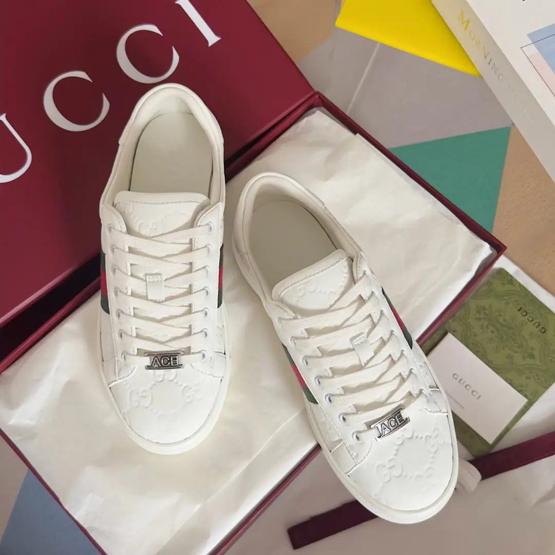 Top Version: Couple money. GucciGood riddance.AceSeries Honeybee. White shoes. Couple money. Leisure Sports shoes Original procurement development Make the goods. Guzérèse since the day he was born, AceThe series of sports shoes continues the brand narrative., The craftsman's masters are singles.. The new series is designed with a very low profile., The match is for details., ♪ Shine the sports shoe style ♪. Tie with fixed garb“ACE”Metal sign, The thick structure is a shoe-like thing.. GucciThe classic red striped strips add charm to the whole design.. Send a cabinet for fine packaging🛍📦 ▪️Fabulous.: Original import of head-level cattle skin ▪️Uchi.: Original custom custom customised soft sheep skin ▪️Shoes under the sole.: Original OpenTPUSlipboard Base ▪️Bottom: 3CM ▪️Size: Female35-40 / Men39-45