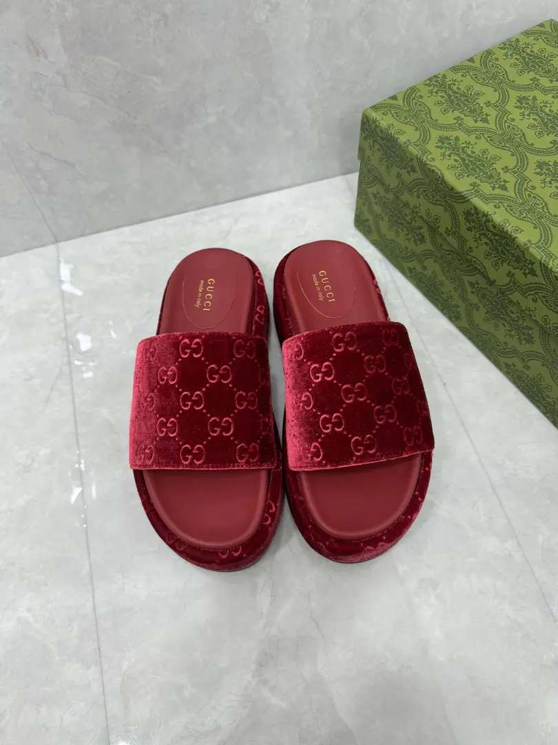 🌸New girl with a thick slipper, a spring and summer shoe. GG Mark in 1970 First used in the era, Yes. 1930 Original Gucci The evolution of the diamond pattern, It's been branding since then.. Here., The pattern defines these thick sub-shoes with a bright color.. It's a silk flower.GG Ma'am. Rubber soles Low-skin. Height: 30mm Italian manufacture Codes35～43Code44No, it's not.