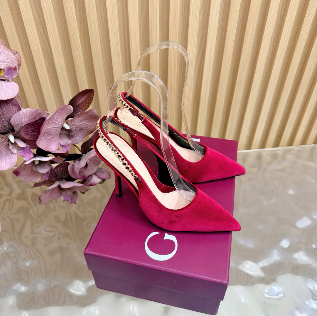 2026- Morning.💜GUCCI High-ranking horse to the side. Gravity🎀Shoes. AsGucciThe distinguished representative of design heritage., JordaanThe series of horse-styles with the title of Brahma Foot's shoes is a powerful display of classic elegance.. This shoe-strap is a brand-marked alphabetic canvas., Accomplishments, Young-jumma.. The shoe is soft., The contour is fluid., To show you the grace of your day. ▫️Shoe.: Velvet. ▫️Uchi./Foot.: - A good little lamb. ▫️Shoes under the sole.: Italian top is a skin. He's tall.: 4.5cm/10.5cm ▫️Match: 35-41（40.41.42I'll make sure I don't change it.）