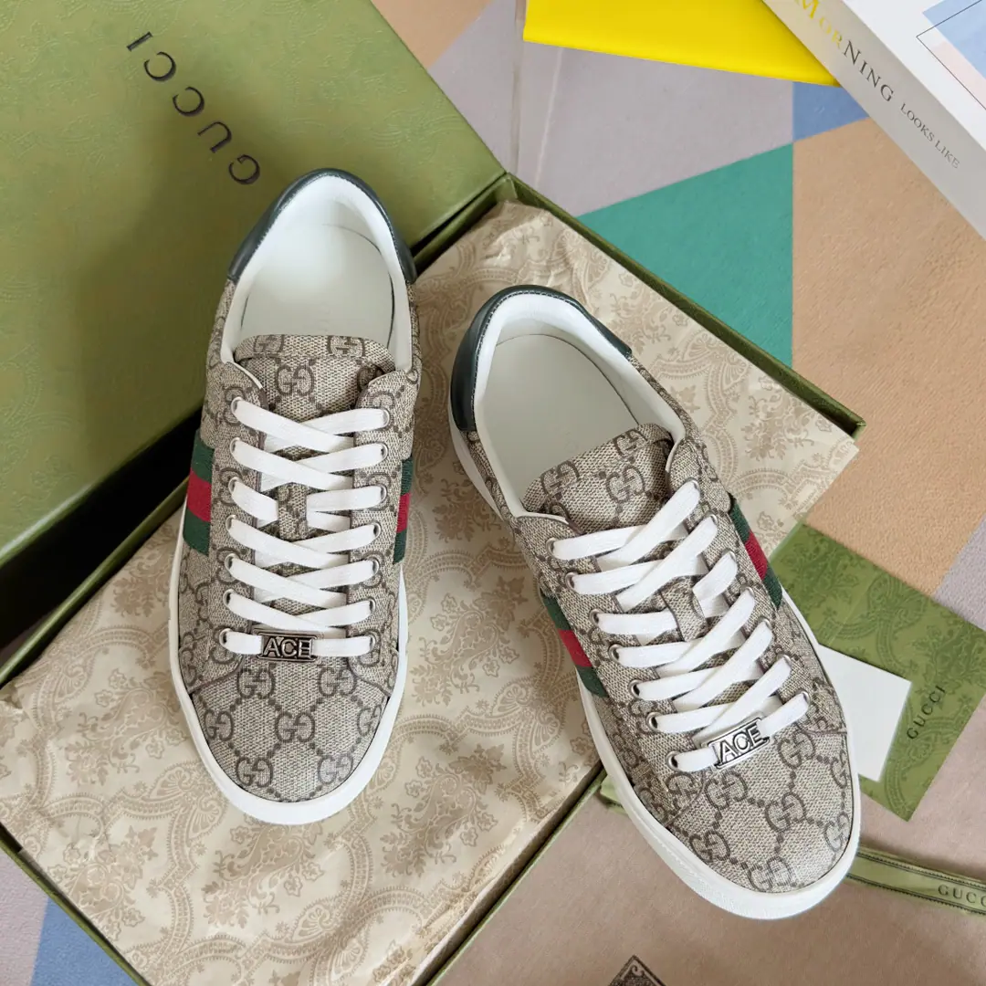 Top Version GucciGood riddance.AceSeries Honeybee. White shoes. Couple money. Leisure Sports shoes Original procurement development Make the goods. Guzérèse since the day he was born, AceThe series of sports shoes continues the brand narrative., The craftsman's masters are singles.. The new series is designed with a very low profile., The match is for details., ♪ Shine the sports shoe style ♪. Tie with fixed garb“ACE”Metal sign, The thick structure is a shoe-like thing.. GucciThe classic red striped strips add charm to the whole design.. Send a cabinet for fine packaging🛍📦 ▪️Fabulous.: Original import of head-level cattle skin ▪️Uchi.: Original custom custom customised soft sheep skin ▪️Shoes under the sole.: Original OpenTPUSlipboard Base ▪️Bottom: 3CM ▪️Size: Female35-40 / Men39-45