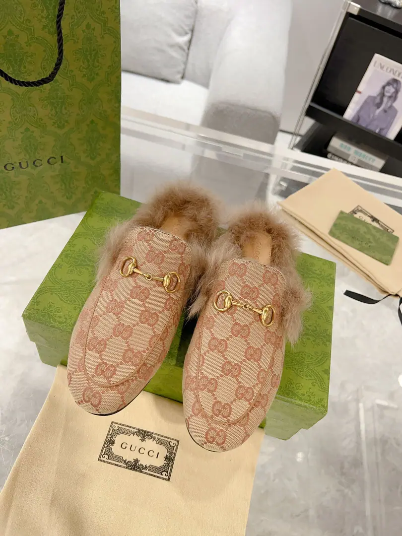 Plant price Top Version GUCCI, Shoe-faced material Leather., I'll put my feet on the back of my head., The series of slippers has become...GUCCIThe main one in the series., Don't be so mean and full of motten spirits., The apparel is a fashion interpretation of the horse's title, the lullaby shoes., The prettiest upgrade in the early spring series.. Codes35-40, 41No, no, no, no, no.