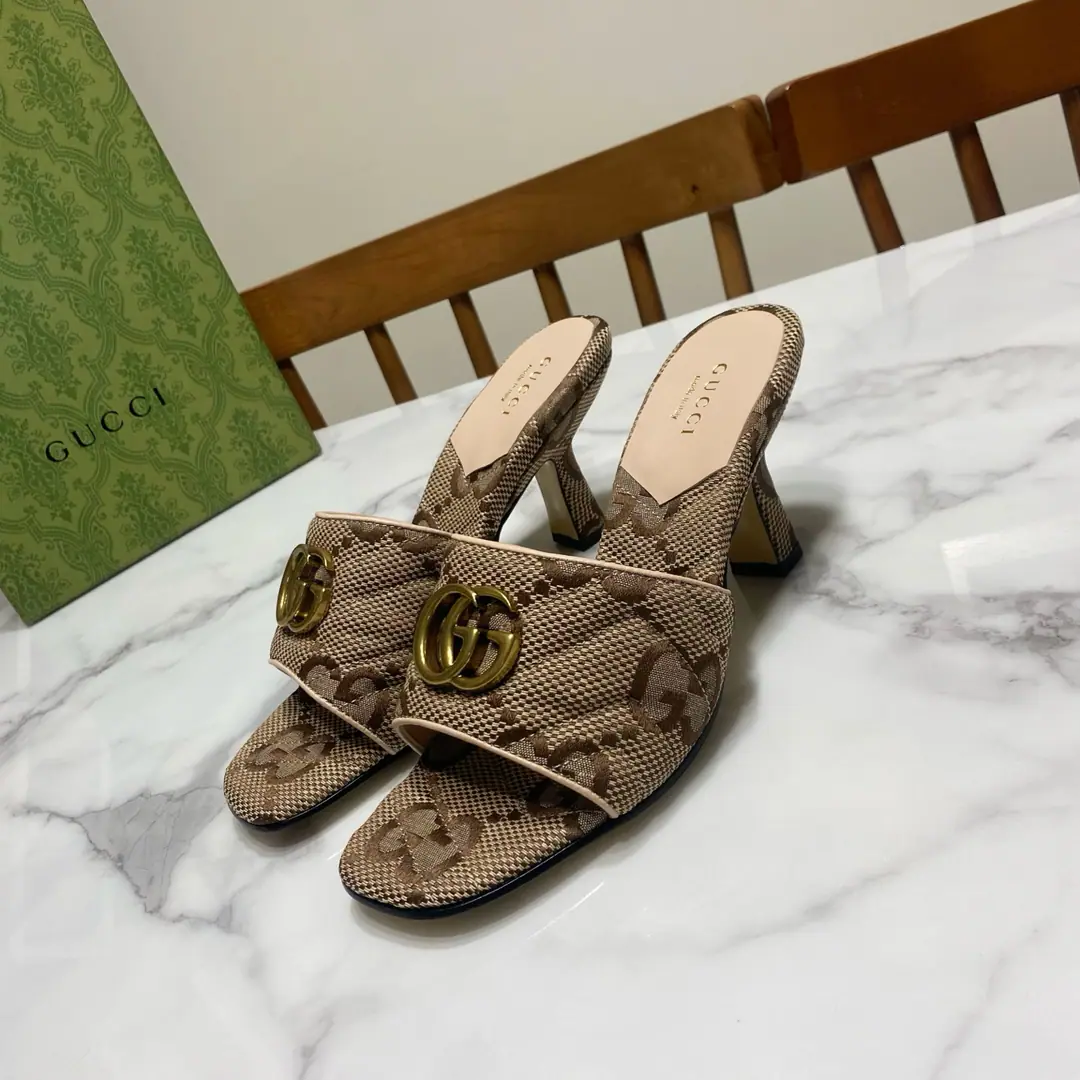 Gucci Guch. The early spring and hot.🔥The diamond-gring heel slippers., Original1:1Repeat, Big stars..The red is growing grass., Fashionful., ♪ New and original ♪, The upper foot is comfortable..White and thin. Shoe.🈶Skins of sheep./𝙂𝙂Brush, The pad is a goat's skin., That's a big one. He's tall.: 7.5CM Size: 35—39Code（34.40.41.42.43- It's a deal., No re-election.）