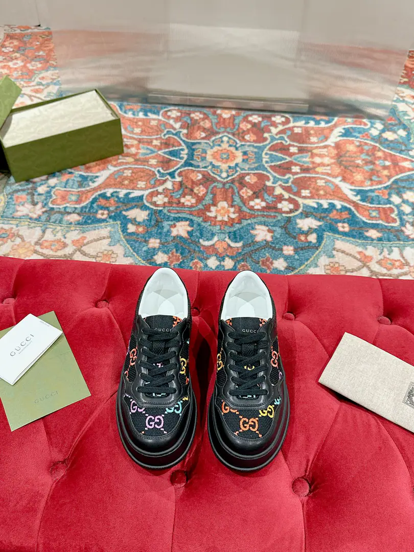 🅿️ 👑Gucci🍀🍀A pair of cozy biscuits. Gucci Chunky BSeries of sneakers～- Let's go with Daddy's shoes. White shoes. Three classic elements of dirty shoes are the design of the sport and leisure mix that brands promote.. The thick sub-structures show a resonance of the sneakers., The most important thing is the shoes are very light.. The classic old flower band., Round shoe head., It's a chocolate system., It's a reminiscent feeling., The effect of the increase is extremely high., The soles are very soft and comfortable.😌Wear it all seasons., It's more of a mood to wear it in the fall.💯 ·Fabulous.: Original customized cow skins（The classic old flower cloth., Puncture., Ballasting process） ·Otsumi!:Rubber Bottom ·Uchi.:Import of sheep skin ·He's tall.:NYO5cm ·Size:Women35-40 Men39-44（Women41 Men45 Custom without re-offer）
