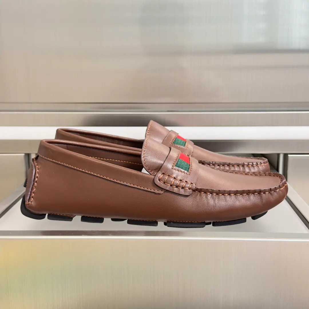 Top Version: Men GucciGustz! GHome. Latest Gentlemen. Old Money. Doudou shoes. A foot. Lazy. Leisure shoes. A simple and contemporary display of driving shoes, etc., Smart, skill-and-comfort experience.. This man's shoe-shoes are chosen for leather., The details of the weaving bands are carefully spelled out in the shoe tongue. Send a cabinet for fine packaging🛍📦 ▪️Fabulous.: Original customized import of head-level cattle skin ▪️Uchi.: Original custom customised in soft sheep skin ▪️Otsumi!: Original modeling of slide-resistant rubber material ▪️Bottom: 2.5CM ▪️size: Men39-45