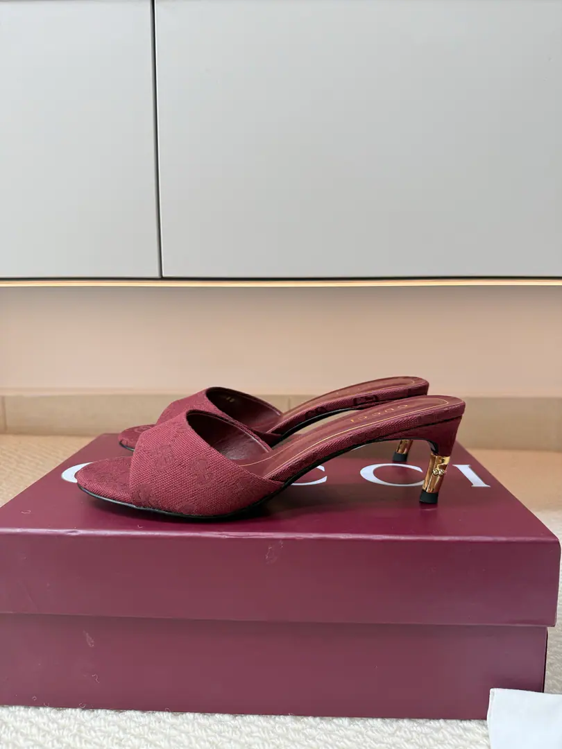 Gucci The Golden Bamboo Festival and... 🆕New Series Round-head slippers. He's tall. 5.5cm Precious packaging GUCCI Red old flower cloth. Italy🇮🇹Manufacturing That's a big one. Fashion brand.LOGOStock, The most highly recognized and knowledgeable contestants are afraid to push out the chain and the high ranks.GUCCIIt's not like I'm out of line. GucclParis Fashion Show. This series of new fashion charms continues to be super high and designed., The world's most famous fans like to be a fan of the world., The best sale is out of order, both within and outside the country., Top-level Candy Colour, Every color is a beautiful knowledge., Colour Selection Adopt a one-size-fits-all approach Combining process Fabulous.: The old flower cloth. Lamb skin. Uchi.: Comfortable little sheep skin. Otsumi!: Italy🇮🇹That's a big one. Heel.: Blank skin process The match, the golden bamboo festival and Codes: 35 36 37 38 39 40 41 42 (40 41 42Sold) （40 41 42 Do it. ） Packaging:GUCCIFull package