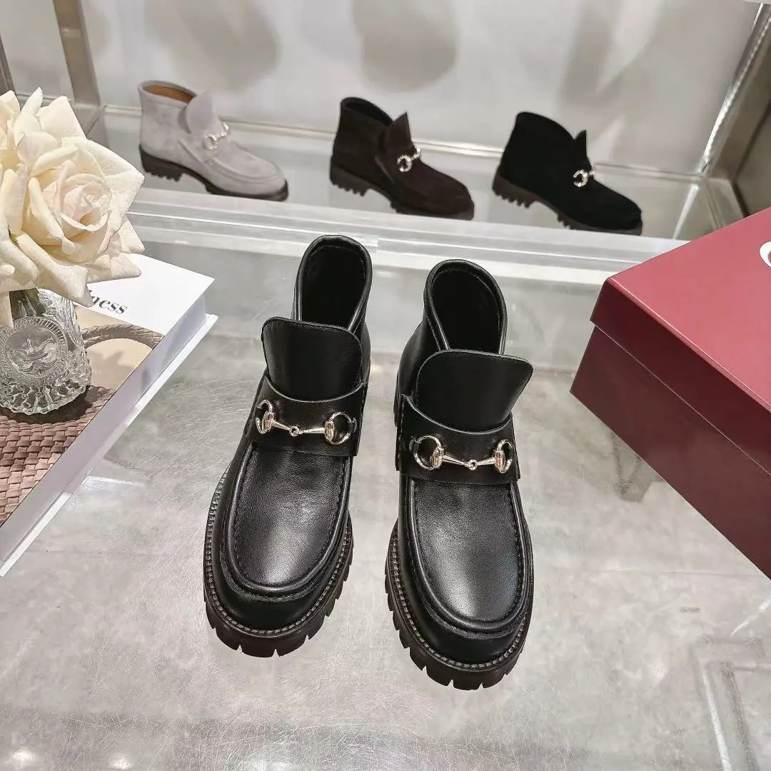 Long-term. 4Inch boots. GUCCI Guch. Fashion is a big deal. A smart fashion with round-shoe head and so on. Fabulous.: Import calf, skin. Uchi.: Foot. Import of sheep skin The base plate is one-to-one. Codes:35—42Code Remarks: 40 41 42 Do it. Plant straight.