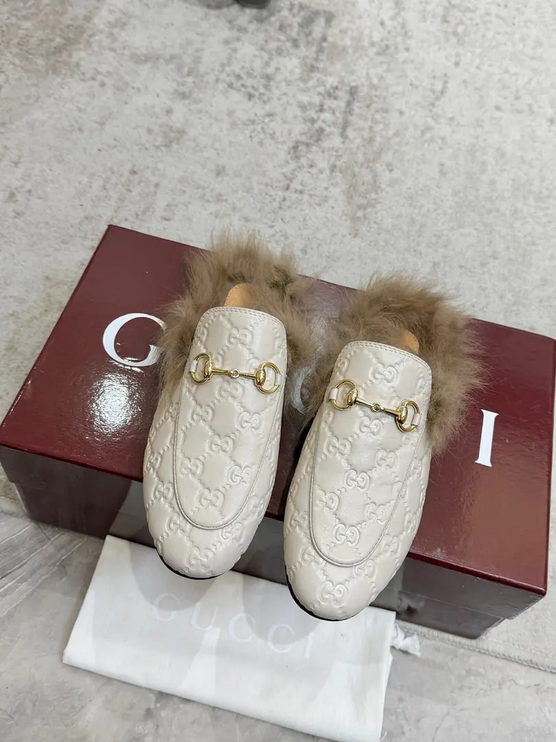 Plant price Top Version GUCCI, Shoe-faced material Leather., I'll put my feet on the back of my head., The series of slippers has become...GUCCIThe main one in the series., Don't be so mean and full of motten spirits., The apparel is a fashion interpretation of the horse's title, the lullaby shoes., The prettiest upgrade in the early spring series.. Codes35-40, 41No, no, no, no, no.