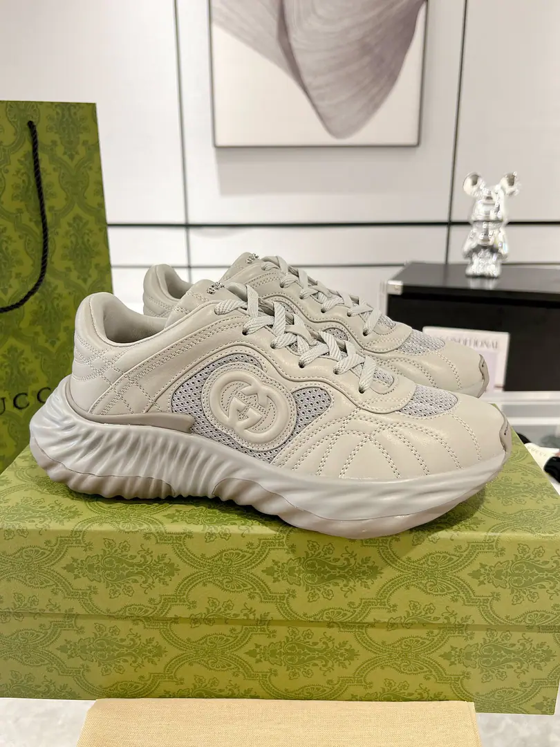 Gucci RippleA series of couple sneakers.‼️ This new sneakers is designed with a thick bottom., With sewn wire leather shoes and airnets., Show me a sense of technology.. 3DEffect Interbutted DoubleGLeather fittings andGucciThe letters identify the metal parts and the two brand details inject a bright eye into the white and white leather... Original customized sheep skin The skin is customised inside. Light rubber, large base. Bottom5cm Codes35-45（Women41 45I'll make sure I don't change it.）