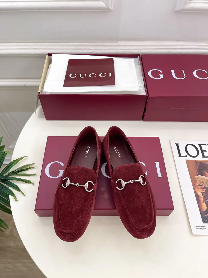 Gucci | Gustz! 26𝐬𝐬 ⭐️ GHome. The lead series finally came out., The bad guys are worth it.！The old classic. Create new designs ✨ ❥2026The new classics are on the flat-line Leafle shoes. Requisition level！It's a great sense of excellence.！A huge amount of money from domestic and international bloggers.,Old and fashionable. It's easy to wear. The upper toe blew up.！BSThe official network is pushing., New Colours Update continuously🆕 ━━━━━ ЅᏇєєt ━━━━━ ▪️Shoe.: High-prescription imports of leather ▪️Uchi.: Imports of sheep's skin ▪️Otsumi!: Italian imports are so thick. ▪️He's tall.: Floor ▪️Shoes.: 35-39（40.41.Customable） ▪️Plant price ▪️Numbering: 2608045
