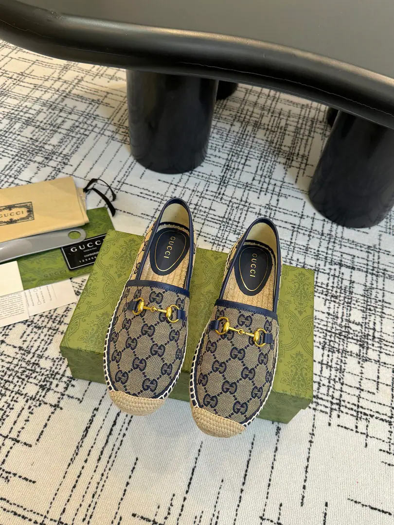 GHome.2025New title.GGThe grass made the soles of the fishermen., High Version🆙LatestGucciThe Old Flowers SeriesG G- The stamp slippers.🔥 As a symbol of branding,, The marking elements have been bringing new and new things to the monolith.. Each logo contains brand-specific historical heritage and value pursuit., The eternal charm of interpreting the aesthetics of fashion that are never obsolete.. Each series uses a modern perspective to recreate and recreate., To continue changing and experimenting with branding.. The saloon gold-title stint is different from the old magnifying style.GThe Alphabets are in the series to wake up the designG GTo brighten up, It's a new life and a new light.😎😎 Shoe.: Original Custom ImportsG GA embroidered canvas. Match: Ladies and gentlemen' shoes. Shoes under the sole.: The straw-coated waterproofing station is coupled with the soles of rubber shoes. He's tall.: 2Centimeters and heights Manufacturing: The shoe was done in Spain. Codes: 35～41Code Packaging: All new Ancora red high end packaging