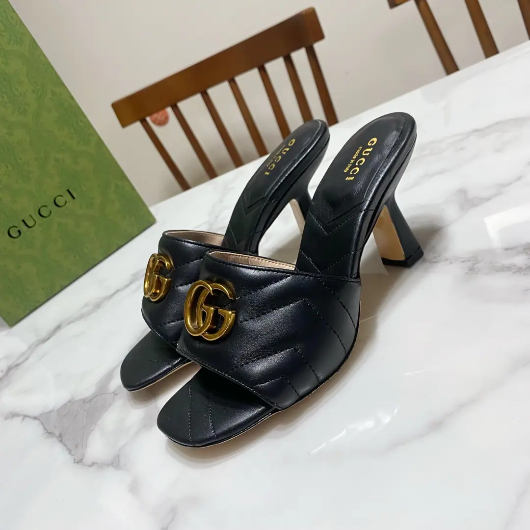 Gucci Guch. The early spring and hot.🔥The diamond-gring heel slippers., Original1:1Repeat, Big stars..The red is growing grass., Fashionful., ♪ New and original ♪, The upper foot is comfortable..White and thin. Shoe.🈶Skins of sheep./𝙂𝙂Brush, The pad is a goat's skin., That's a big one. He's tall.: 7.5CM Size: 35—39Code（34.40.41.42.43- It's a deal., No re-election.）