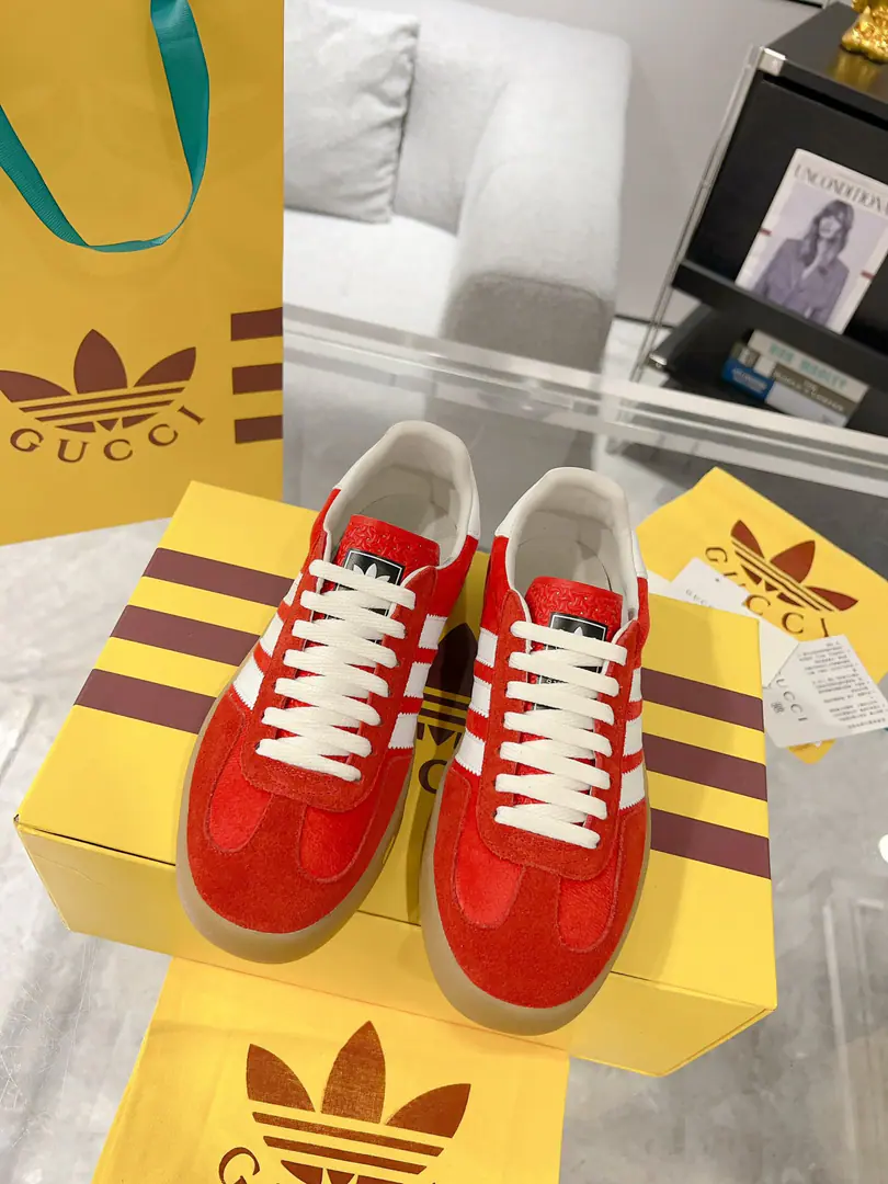 New upgrade Women Men Gucci x Adidas Joint contributions 23ss Fashion week show. Only correct top version of German shoes❗️❗️Global intensity of fire💯Web-wide maximum version contribution❗️❗️The couple's first. Codes:35-46（45.46I'll make sure I don't change it.）