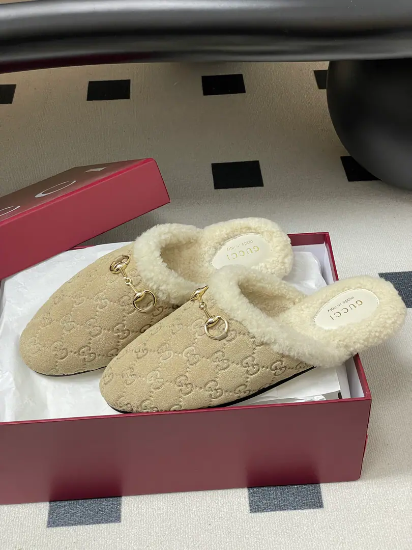 🏧𝐆𝐔𝐂𝐂𝐈Gustz!PrincetownClassic wool slippers., DoubleGThe furs are under the moller's shoes, and the half-shoes are under the flat.. The shoe is soft., The galleries flow., To show you the grace of your day.！ Shoeface custom doubleGSkins of cattle. The inside foot is a lamb wool. The Italian factory is so big. Size:35-42 [40.41.42Do it.]