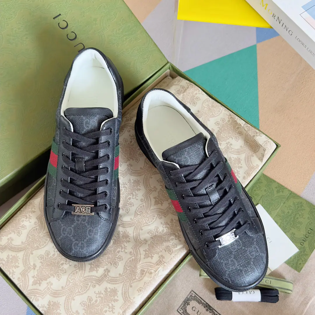 Top Version GucciGood riddance.AceSeries Honeybee. White shoes. Couple money. Leisure Sports shoes Original procurement development Make the goods. Guzérèse since the day he was born, AceThe series of sports shoes continues the brand narrative., The craftsman's masters are singles.. The new series is designed with a very low profile., The match is for details., ♪ Shine the sports shoe style ♪. Tie with fixed garb“ACE”Metal sign, The thick structure is a shoe-like thing.. GucciThe classic red striped strips add charm to the whole design.. Send a cabinet for fine packaging🛍📦 ▪️Fabulous.: Original import of head-level cattle skin ▪️Uchi.: Original custom custom customised soft sheep skin ▪️Shoes under the sole.: Original OpenTPUSlipboard Base ▪️Bottom: 3CM ▪️Size: Female35-40 / Men39-45