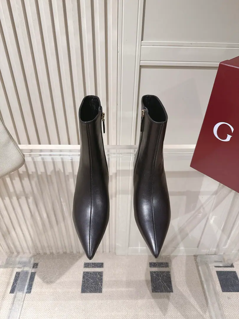 Top Quality Gucci Gughu!𝟐𝟎𝟐𝟔/Autumn and winter money.6Pump your boots in inches. Pointy side pull.+It's a metal slender.+The title is a little bit more. Details are full.～High and impressive.～It's nice and nice.👍 It's beautiful.～Very trimmed feet.～And then you pull the height ratio., The air is perfect.～The fashionable and the lean winters are the only ones that need to be worn.～The Unique One-Signature.！ 🔸Fabulous.: Full-pumped cow skin. / GGOld bouquet. 🔸Littre: In the sheep's skin. /Foot. 🔸He's tall.: 5.5cmMetals and... 🔸Shoes under the sole.: Italian imports are so thick. 🔸Size: 35-42（40 41 42Make a no-refund order.）
