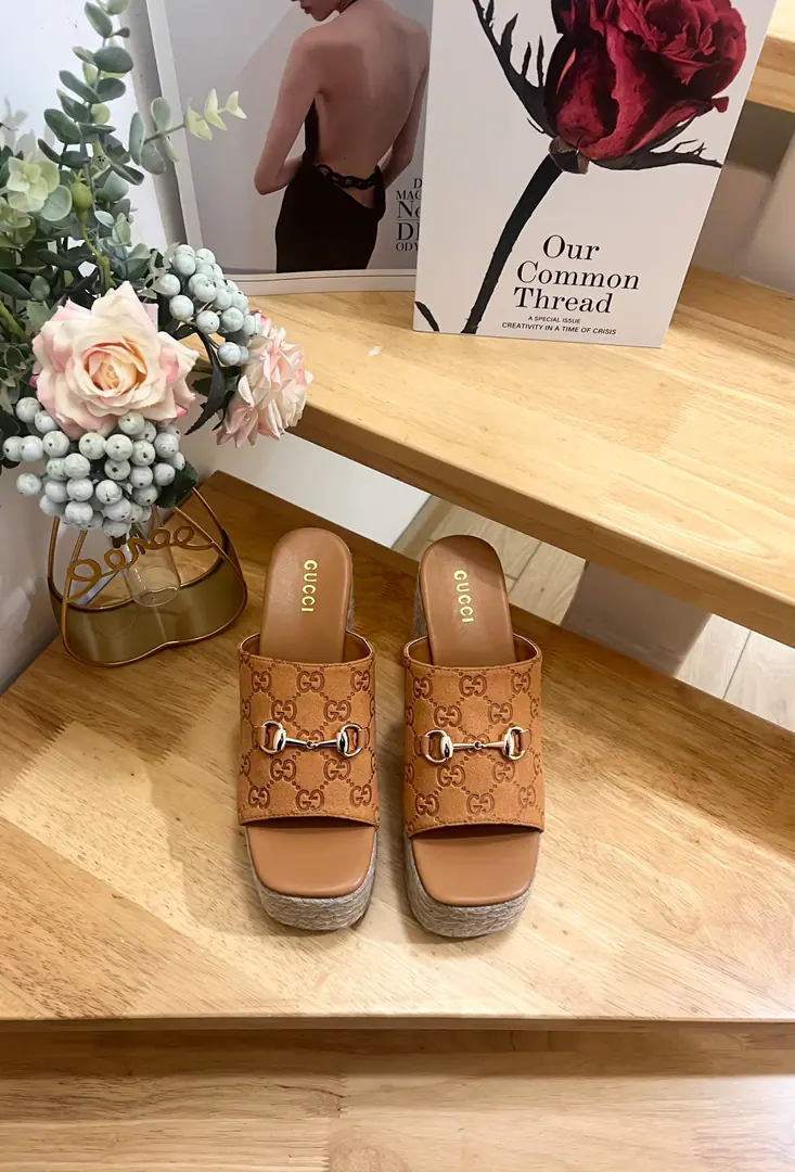 ⚡️⚡️26ss- Morning.Gucci🗽🗽Guch, we're gonna make a lot of dirt and sandals for your summer costume.. ·Shoe.: Fly. ·Liner: Leather. ·Shoes under the sole.: Leather inside., Rubber soles ·- Toes round your head. ·Production in Spain ·Normal size. ·A little bit. ·International Standard Scalories ·Waterproofing stations10cm ·Codes: 36-41