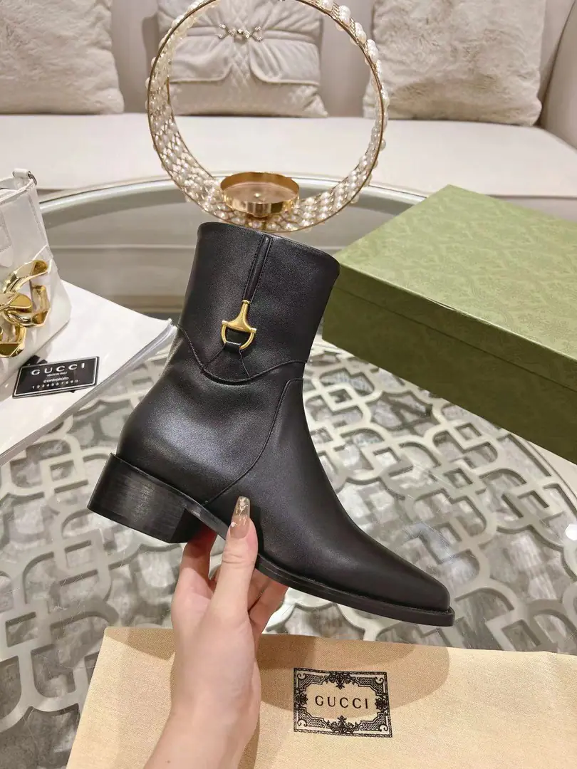 💖 GucciThe latest Guchtsiu Winter buster with a half-stamp boot., Omer punk boots. The title buttons with the boots are the same as the big fan on Pony Street.. Shoe.: Italian imports of calf skin Codes: 35-42#