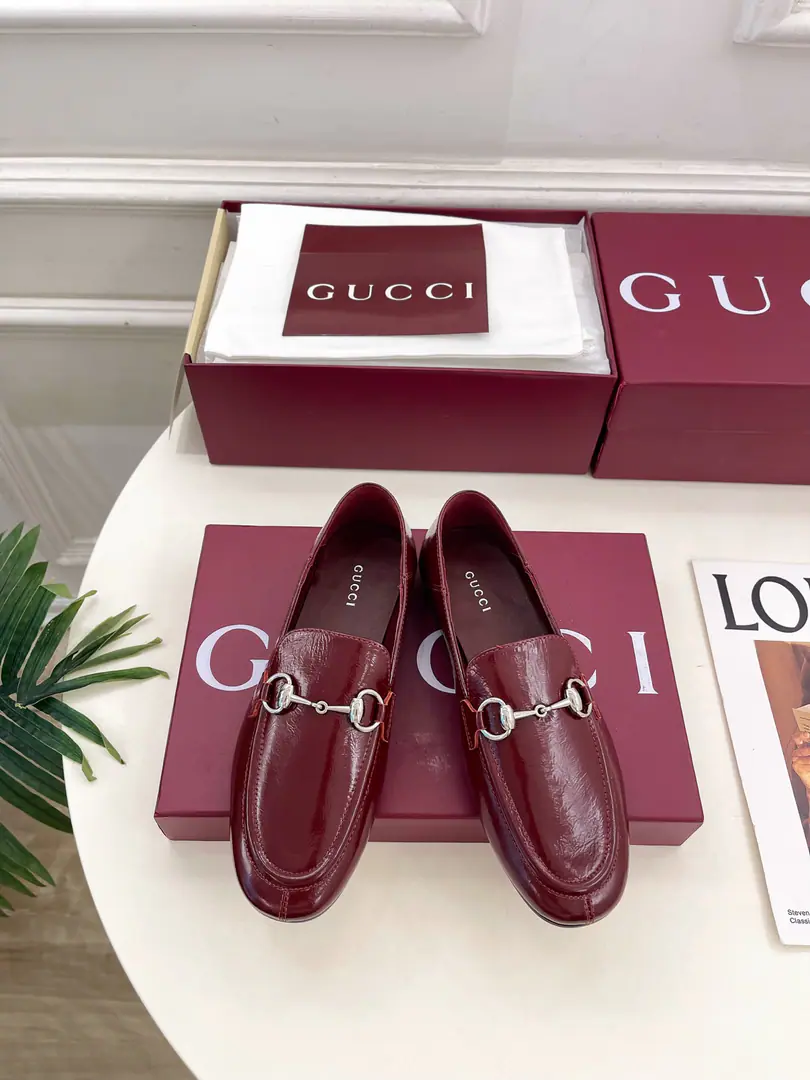 Gucci | Gustz! 26𝐬𝐬 ⭐️ GHome. The lead series finally came out., The bad guys are worth it.！The old classic. Create new designs ✨ ❥2026The new classics are on the flat-line Leafle shoes. Requisition level！It's a great sense of excellence.！A huge amount of money from domestic and international bloggers.,Old and fashionable. It's easy to wear. The upper toe blew up.！BSThe official network is pushing., New Colours Update continuously🆕 ━━━━━ ЅᏇєєt ━━━━━ ▪️Shoe.: High-prescription imports of leather ▪️Uchi.: Imports of sheep's skin ▪️Otsumi!: Italian imports are so thick. ▪️He's tall.: Floor ▪️Shoes.: 35-39（40.41.Customable） ▪️Plant price ▪️Numbering: 2608045