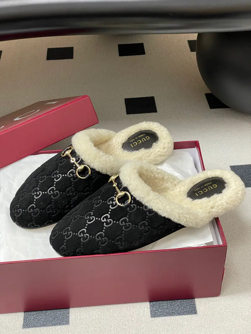 🏧𝐆𝐔𝐂𝐂𝐈Gustz!PrincetownClassic wool slippers., DoubleGThe furs are under the moller's shoes, and the half-shoes are under the flat.. The shoe is soft., The galleries flow., To show you the grace of your day.！ Shoeface custom doubleGSkins of cattle. The inside foot is a lamb wool. The Italian factory is so big. Size:35-42 [40.41.42Do it.]