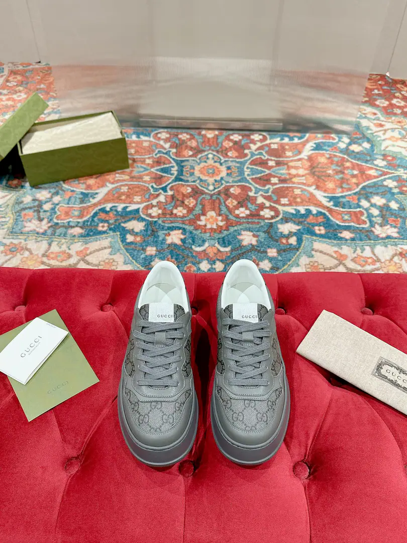 🅿️ 👑Gucci🍀🍀A pair of cozy biscuits. Gucci Chunky BSeries of sneakers～- Let's go with Daddy's shoes. White shoes. Three classic elements of dirty shoes are the design of the sport and leisure mix that brands promote.. The thick sub-structures show a resonance of the sneakers., The most important thing is the shoes are very light.. The classic old flower band., Round shoe head., It's a chocolate system., It's a reminiscent feeling., The effect of the increase is extremely high., The soles are very soft and comfortable.😌Wear it all seasons., It's more of a mood to wear it in the fall.💯 ·Fabulous.: Original customized cow skins（The classic old flower cloth., Puncture., Ballasting process） ·Otsumi!:Rubber Bottom ·Uchi.:Import of sheep skin ·He's tall.:NYO5cm ·Size:Women35-40 Men39-44（Women41 Men45 Custom without re-offer）