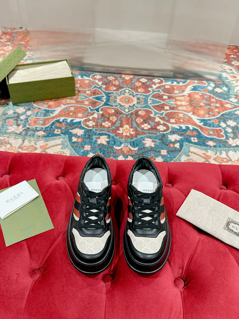 🅿️ 👑Gucci🍀🍀A pair of cozy biscuits. Gucci Chunky BSeries of sneakers～- Let's go with Daddy's shoes. White shoes. Three classic elements of dirty shoes are the design of the sport and leisure mix that brands promote.. The thick sub-structures show a resonance of the sneakers., The most important thing is the shoes are very light.. The classic old flower band., Round shoe head., It's a chocolate system., It's a reminiscent feeling., The effect of the increase is extremely high., The soles are very soft and comfortable.😌Wear it all seasons., It's more of a mood to wear it in the fall.💯 ·Fabulous.: Original customized cow skins（The classic old flower cloth., Puncture., Ballasting process） ·Otsumi!:Rubber Bottom ·Uchi.:Import of sheep skin ·He's tall.:NYO5cm ·Size:Women35-40 Men39-44（Women41 Men45 Custom without re-offer）