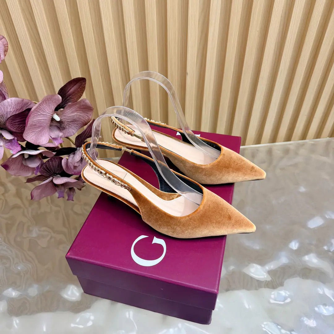 2026- Morning.💜GUCCI High-ranking horse to the side. Gravity🎀Shoes. AsGucciThe distinguished representative of design heritage., JordaanThe series of horse-styles with the title of Brahma Foot's shoes is a powerful display of classic elegance.. This shoe-strap is a brand-marked alphabetic canvas., Accomplishments, Young-jumma.. The shoe is soft., The contour is fluid., To show you the grace of your day. ▫️Shoe.: Velvet. ▫️Uchi./Foot.: - A good little lamb. ▫️Shoes under the sole.: Italian top is a skin. He's tall.: 4.5cm/10.5cm ▫️Match: 35-41（40.41.42I'll make sure I don't change it.）