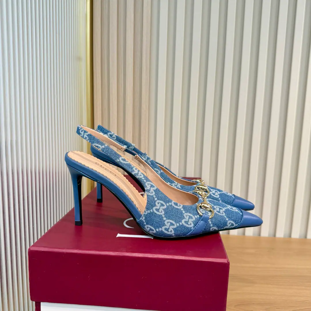 Plant price （35-42）Gucci PrimaveraThe series combines innovation with a pragmatic vision, Sets the contour, Texture and material-based new language. DonnaThe series is focused on its clarity.. The high heels are elegant with their pointy and fine heights., And a gold-tone brandy of a pony-marked stump., Add branding.. The white and white leather. Gold-alert It's in the apricot leather line. Horses' titles are cut. Pointhead Leather Shoes Bottom Siu Gao-sung I'll put a leather shoes cushion on., It's got a serrated cutting and a golden membrane.“Gucci”Marking - It's a game. Height: 80Millimeters