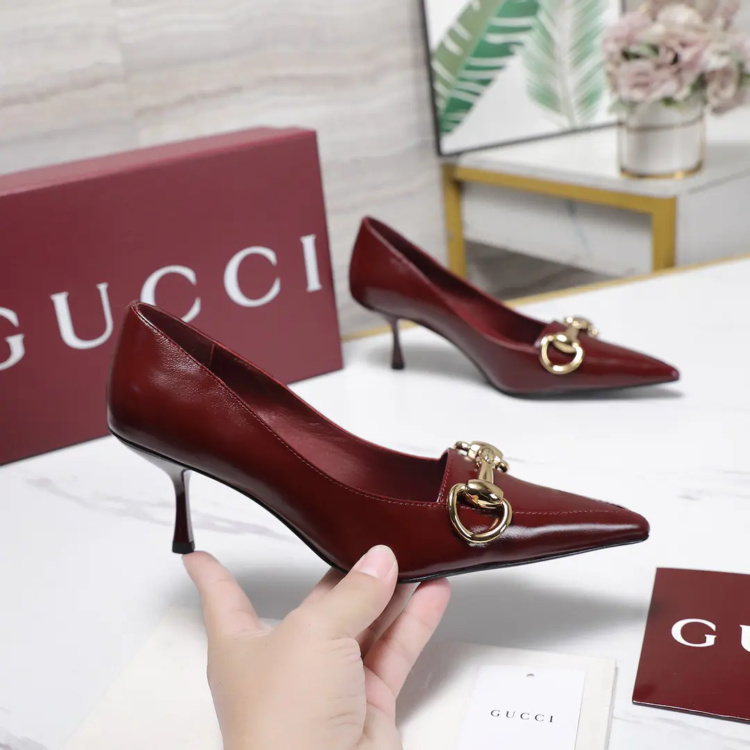Unique.GuCCHigh-end fine. 2026Spring and summer.BombshellNew paragraphs in series🆕Super fine and shallow shoes. High heels fashion, sharp-headed, sensitive shoes.🔥The original juice original.!Every detail is carefully crafted., Can be associatedZGYeah, like one., No two qualities.！ Fabulous.: Import head-decked cow skin - It's a hardware.: The original modeling chain is a button. Uchi.／Foot.: High-end custom-made sheep skin He's tall.: 6.5 cm Otsumi!: Italian skin. Size: 35-42（40 41 42Do it., No re-election.） Full plate high end Ancola red packaging！ Price: Bullskins. Stone tattoos. Exploration2026Spring and summer series, The shoe money was meant to honor that glorious time.. This shoe is made of metal leather., The trick is to blend in the tip and the metal and the adornment., ♪ And let's all be different ♪💋
