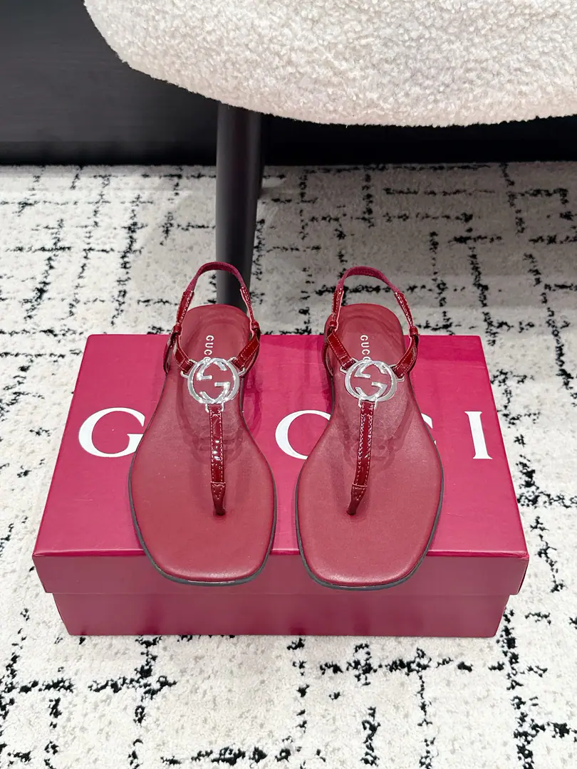 GucciGustz!26/ DoubleG"Slip the lady's sandals" The bare toes slippers are made of leather., The design elements of a square round and peace base are so smart that they are so modern.. The metal button details of the collection remind of brand fashion.！ ✔️Shoe.: Customize metal mirror skins/Bullskins. ✔️Uchi.: Lamb skin. ✔️Otsumi!: The rubber floor. ✔️Size: 35-42（40 41 42 Do it.）