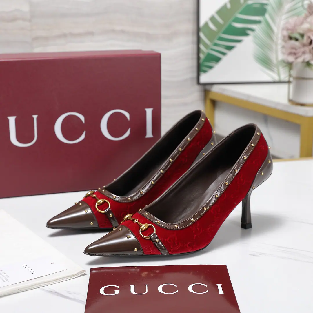 GucciThe horse's title is a sling with high heels.❗❗ Generation GucciThe Guggy Generation series explored the brand's treasure elements., To integrate the designs of different generations into a unified aesthetic narrative. This shallow heel is a motif of French toenails., It's got a little stunk., We'll be fine with the old leather bags and wait for details., The logo-stamping fittings are fixed in two mediums and style.. ♦️♪ The nails are rinding with wool and leather shoes ♪ ♦️The sheep's skin is in the ground. ♦️Italy is a big-ass country. ♦️He's tall.7.5cm ♦️Codes: 35～42（40.41.42I'll make sure I don't change it.）