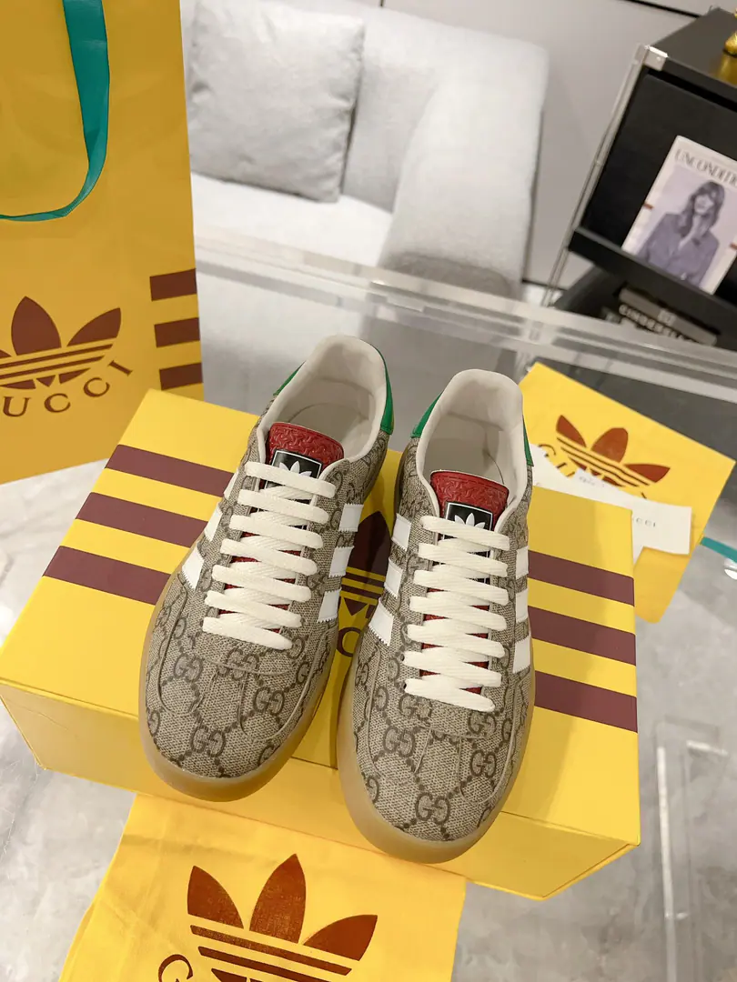 New upgrade Women Men Gucci x Adidas Joint contributions 23ss Fashion week show. Only correct top version of German shoes❗️❗️Global intensity of fire💯Web-wide maximum version contribution❗️❗️The couple's first. Codes:35-46（45.46I'll make sure I don't change it.）