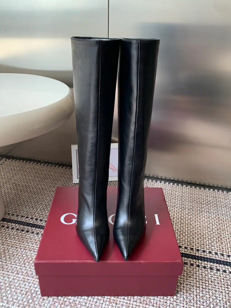 GUCCI Gustz! 26ssNew paragraph BombshellThe series of high-heads. Boots. Ace of the past. The old slender, skinny boots are too out of the loop. Sneak-head design snuggles the scale. Side zipper design is out of focus. The boots are not swollen with their ankles. The rate of backsliding is too high. Low profile displays brand quality. Autumn and winter closets just need boots. Shoe-faced with a ding-tao./Lamb skin. The inside sheep. That's a big one. Codes: 35-42（40 41 42I'll make sure I don't change it.）