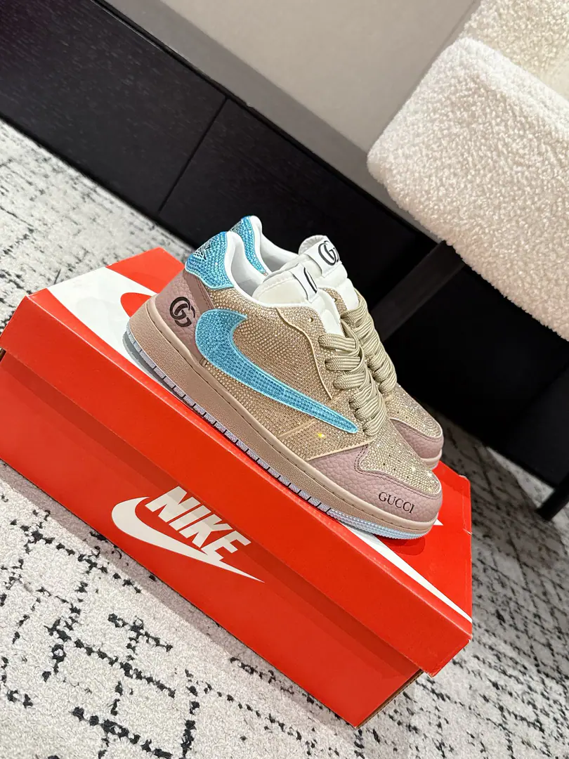 🏧𝐀𝐢𝐫 𝐉𝐨𝐫𝐝𝐚𝐧 𝐱 𝐆𝐔𝐂𝐂𝐈New Syndicate｜The stars' leisure shoes. These shoes, which are covered in water, have always been popular with the tweezers.❤️ The whole shoe is covered in a thick, woven water., ♪ And the lights shine ♪, It's a very dazzling visual effect.💯 ♪ Fleaking the brightest light ♪, It's so fascinating.👏👏 It's definitely a club killer.😎The Tide Bangers are blowing up the street. Cool. The final son.～ MATERIAL Material Original custom fabric+Hot-ass flash drills.✨ Original custom airnet sheet Original plasticized one-shoe pad The original is a model for grinding glue.💯 size: Female35-42 [40.41.42Custom] size: Men39-46 [45.46Custom]