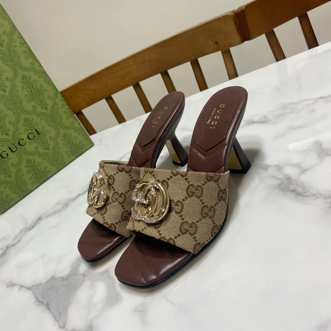 Gucci Guch. The early spring and hot.🔥The diamond-gring heel slippers., Original1:1Repeat, Big stars..The red is growing grass., Fashionful., ♪ New and original ♪, The upper foot is comfortable..White and thin. Shoe.🈶 Skins of sheep.｜Demetrius metal skin, The pad is a goat's skin., That's a big one., Original hardware drill. He's tall.: 7.5CM Size: 35—39Code（34.40.41.42.43- It's a deal., No re-election.）