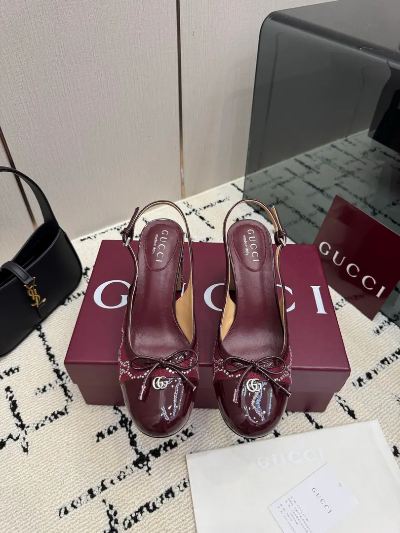 GUCCI26/- Morning. It's hot.💥The horse's got ballet shoes.·Showtime.🌵The new director's color and concept of reality.🪽Every color is super.𝐠𝐜🖤Angela's red nails are all the more remarkable.🥇The most famous ballerina shoes ever elected this year.🩰It's so elegant.～It's a very simple thing to do.！（✅Correct Colour, - It's a hardware., Perfectly consistent.）⚠️The difference between looking at the map on the market.😋 Shoe.: Bullskins., Cowboy. Uchi.: Imports🐑Skins of sheep. Shoes under the sole.: That's a big import. He's tall.: 8cm Codes: 35-39 （40.41.42Do it.） （Full package）