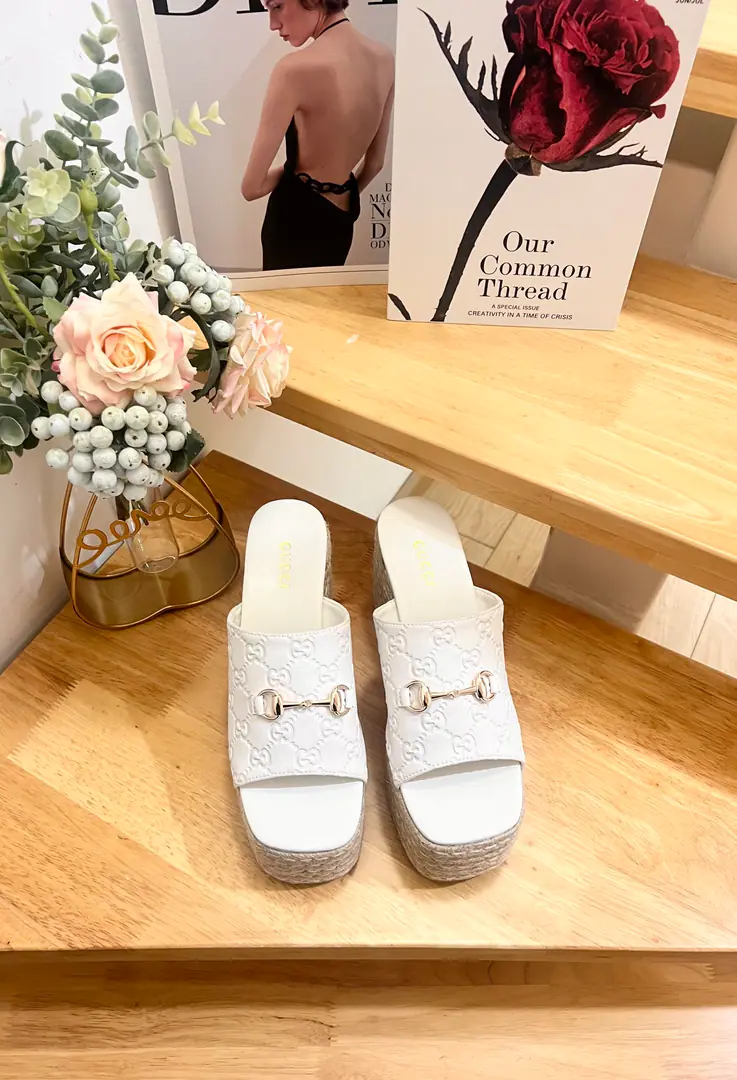 ⚡️⚡️26ss- Morning.Gucci🗽🗽Guch, we're gonna make a lot of dirt and sandals for your summer costume.. ·Shoe.: Fly. ·Liner: Leather. ·Shoes under the sole.: Leather inside., Rubber soles ·- Toes round your head. ·Production in Spain ·Normal size. ·A little bit. ·International Standard Scalories ·Waterproofing stations10cm ·Codes: 36-41