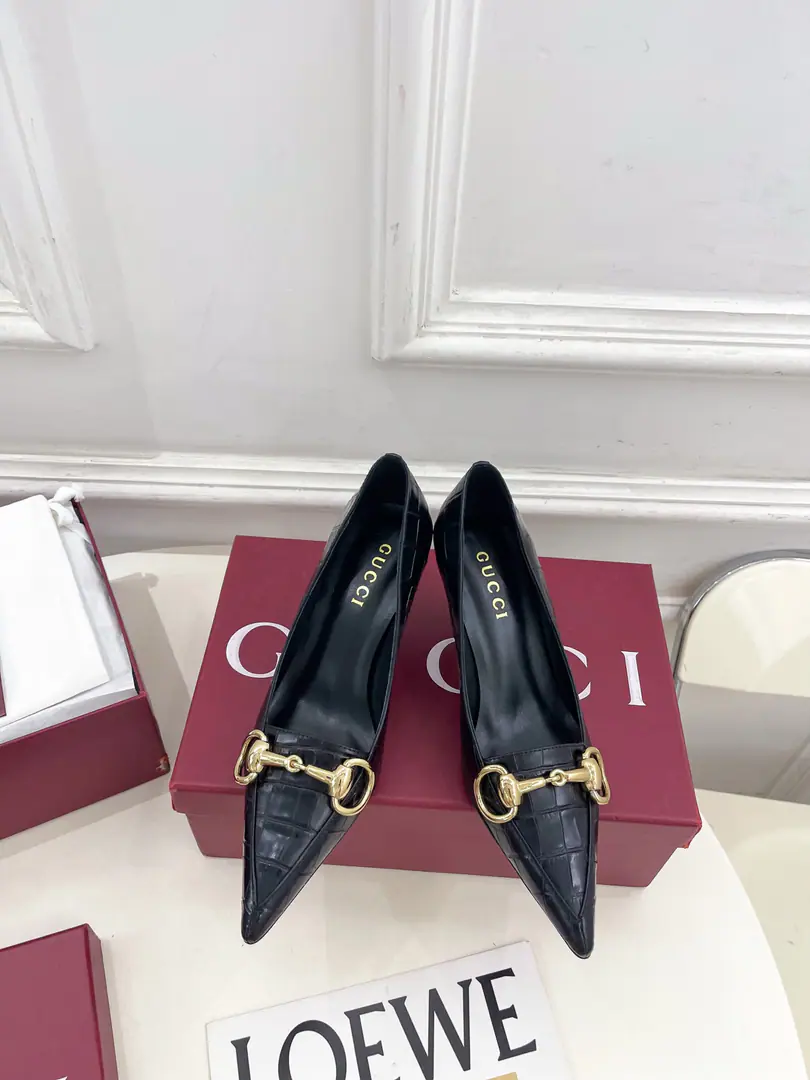 Gucci | Gustz! 26𝐬𝐬 ⭐️ GHome. The lead series finally came out., The bad guys are worth it.！The old classic. Create new designs ✨ ❥2026Autumn and winter brand new. BoulevardThe series of horses with sharp-headed shallow-ass shoes. Requisition level！It's a great sense of excellence.！A huge amount of money from domestic and international bloggers.,Old and fashionable. It's easy to wear. The upper toe blew up.！BSThe official network is pushing., New Colours Update continuously🆕 ━━━━━ ЅᏇєєt ━━━━━ ▪️Shoe.: High-prescription imports of cattle skin/Crocodile skin. ▪️Uchi.: Imports of sheep's skin ▪️Otsumi!: Italian imports are so thick. ▪️He's tall.: 7cm ▪️Shoes.: 35-39（40.41.Customable） ▪️Plant price ▪️Numbering: 2608045