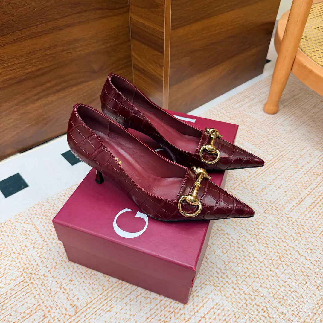 2026S Spring and summer.GucciThe new one is a sledgehammer. The shoes are the most classic.Logo, The suction is behind the pressure., I'd better wear two pairs of shoes and wear pants.👖And dress.👗There's no harm in getting in and out of any place.🩵High-quality cortex kittens and silver bright spots are more than comparable to the impact of visual shocks., Elegance and knowledge blend., A pair of shoes meets the demands of the fairies., The most beautiful of all.🩶 Shoe.: Rock-stressed cow skin. Uchi.: Lamb skin. He's tall.: Floor Otsumi!: That's a big one. He's tall.: 6.5cm Codes: 35-41（40, 41, 42Custom）