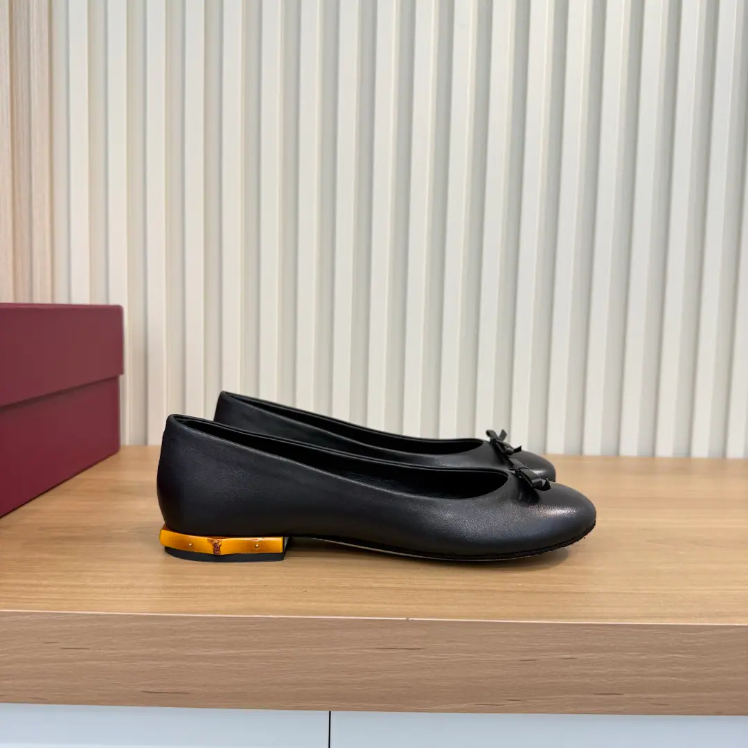 Plant price （35-42）Gucci PrimaveraThe series combines innovation with a pragmatic vision, Sets the contour, Texture and material-based new language. Producing deconstructed ballet floor shoes, This style is soft., The unlined shoe surface explores soft and contour., And with leather bows and commologetic linings.. The magnum with the gold-tone nails defines the design.. Black leather. Leather bow. The bamboo-coloured gold-plated nails. In the same leather liner. Roundhead shoe type A velvet leather shoe cushion., Gold membrane.'Gucci'Marking Floor He's tall.: 1.5centimetres