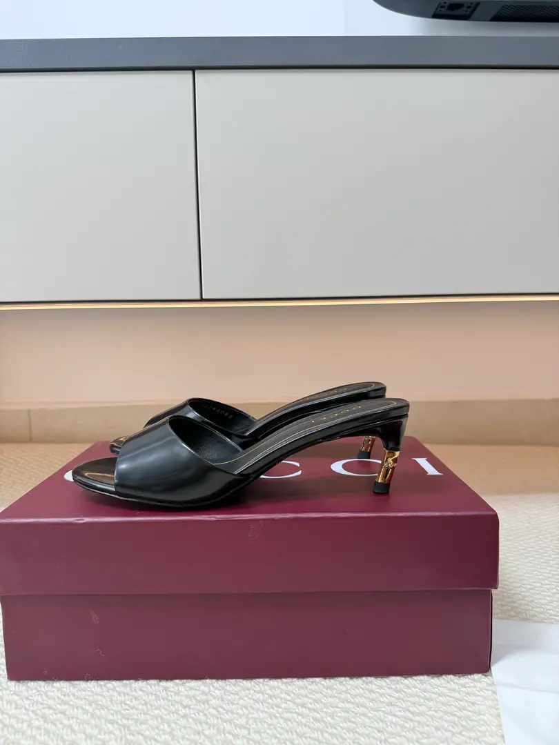 Gucci The Golden Bamboo Festival and... 🆕New Series Round-head slippers. He's tall. 5.5cm Precious packaging GUCCI Black sheep skin. Italy🇮🇹Manufacturing That's a big one. Fashion brand.LOGOStock, The most highly recognized and knowledgeable contestants are afraid to push out the chain and the high ranks.GUCCIIt's not like I'm out of line. GucclParis Fashion Show. This series of new fashion charms continues to be super high and designed., The world's most famous fans like to be a fan of the world., The best sale is out of order, both within and outside the country., Top-level Candy Colour, Every color is a beautiful knowledge., Colour Selection Adopt a one-size-fits-all approach Combining process Fabulous.: The old flower cloth. Lamb skin. Uchi.: Comfortable little sheep skin. Otsumi!: Italy🇮🇹That's a big one. Heel.: Blank skin process The match, the golden bamboo festival and Codes: 35 36 37 38 39 40 41 42 (40 41 42Sold) （40 41 42 Do it. ） Packaging:GUCCIFull package