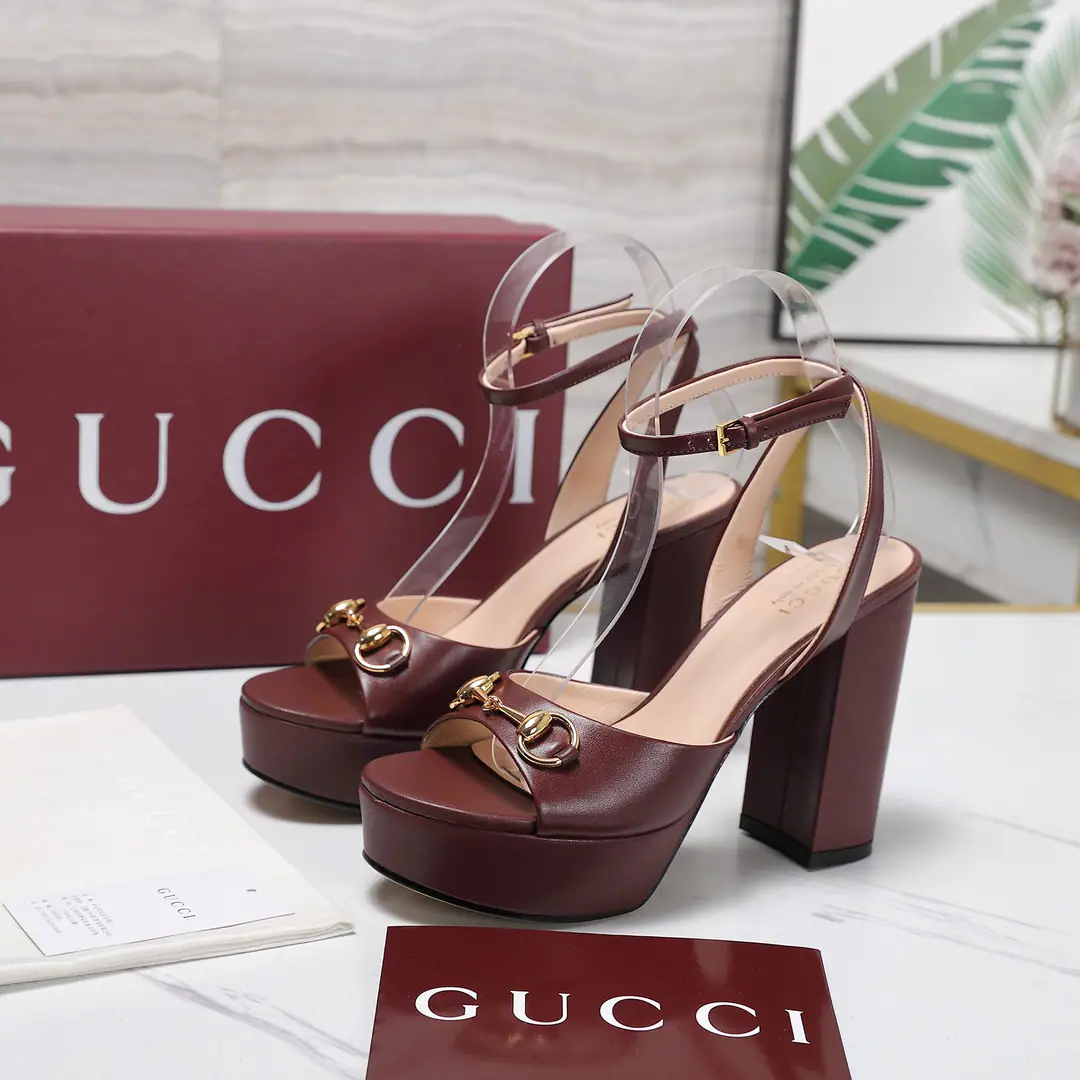 Get out of the factory. 《Unique top version》 GucciAncient.*- Yeah.2026Spring and summer's latest pop-up sandal series.…… 【Roundheads, pure water table heels.】 Original MonoQuality 🍃The original juice-like European style., 💥The upper foot is perfect.💃💃Wearing these shoes., Extremity., ♪ The crystals are so cruising ♪, No matter what the ingredients are., It's the only way to get home., It's a zero distance from the original., The whole column is filled with exciting and exciting synthesizing., The quality of different materials, The physiography of my muscles., It's a very artistic thing.…… ❶Shoe.:Customized importation of cattle paints ❷Uchi.:Customized imports of sheep skin ❸Foot.:Customized imports of sheep skin ❹Otsumi!:The Italians are so rich. ❺He's tall.:10.5cm.Water table high2.5 ❻Packaging:Original package ❼Codes:35-39(34.40.41.42Custom without re-offer)
